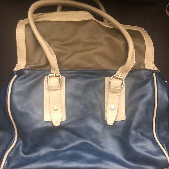 Handbags - Picture 4 of 6